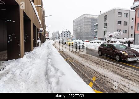 Sankt Gallen, Schweiz - 15. Januar 2021: Autos im Verkehr nach Schneefall Stockfoto