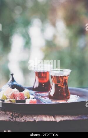 Glas Tasse türkischen Kaffee serviert, im traditionellen Stil mit Sommer outdore anzeigen Stockfoto