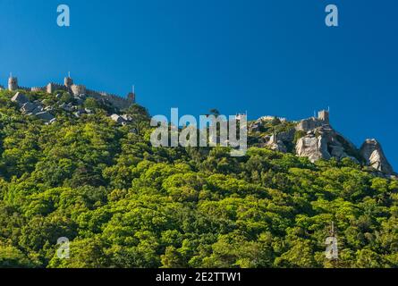 Castelo dos Mouros (Schloss der Mauren), Blick von der Praca da Republica in Sintra, Bezirk Lissabon, Region Lissabon, Portugal Stockfoto