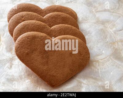 Herzförmige Lebkuchenkekse auf Perlmutt-Tablett Stockfoto