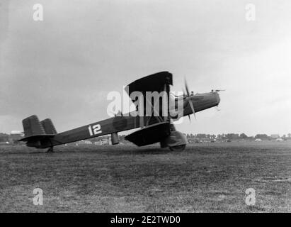 Vintage Schwarz-Weiß-Fotografie aufgenommen am 24. Juni 1932 auf einer Air-Ausstellung im RAF Hendon, nördlich von London. Bild zeigt eine Handley-Seite der britischen Royal Air Force HP.38 Heyford Bomber, Seriennummer J9130. Stockfoto