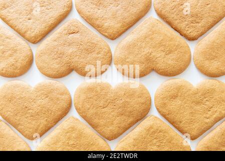 Reihen von herzförmigen Cookies von oben gesehen Stockfoto