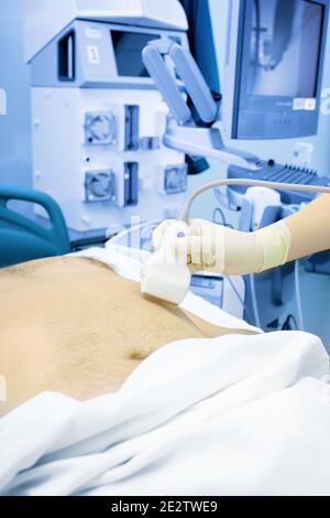 Ultraschalluntersuchung im Krankenhaus. Stockfoto