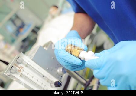 Der Arzt im Krankenhaus kontrolliert die Gasdurchleitung. Stockfoto