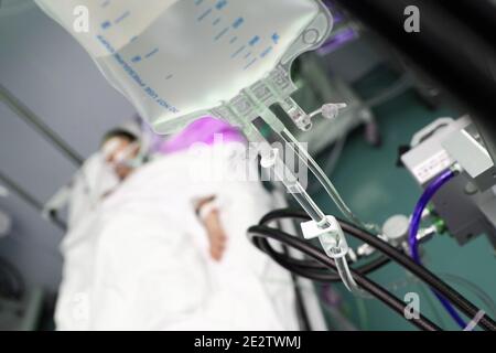 Komatose Patienten unter i.v. Tropf in Notaufnahme. Stockfoto