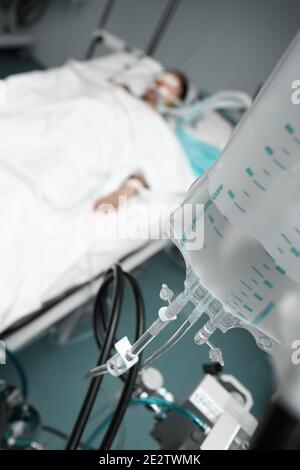 Patientenbehandlung auf der Intensivstation. Stockfoto