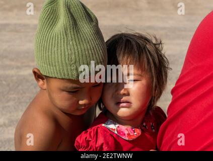 Olgii, Mongolei - 7. August 2019: Familie auf dem Motorrad mit zwei kleinen Kindern in der Steppe der Mongolei. Stockfoto