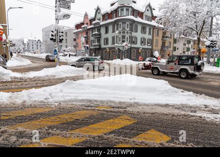 Sankt Gallen, Schweiz - 15. Januar 2021: Autos im Verkehr nach Schneefall Stockfoto