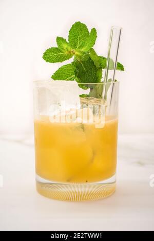 Mai Tai Cocktail und Tiki trinken in einem Tumbler auf The Rocks garniert mit Mint Zweig Stockfoto