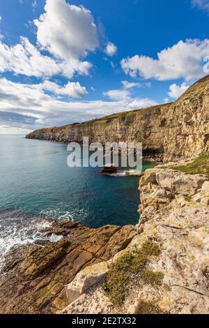 The Portland Stone Cliffs at Seacombe Quarry on the Jurassic Coast, Isle of Purbeck, Dorset, England Stockfoto