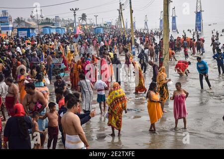 Gangasagar, Indien. Januar 2021. Eifrige Anhänger werden gesehen, die für heiliges Dip bei Gangasagar versammeln.Gangasagar ist ein Ort der Hindu-Pilgerfahrt, in der jedes Jahr am Tag von Makar Sankranti (14. Januar) Tausenden Hindus sich versammeln, um ein heiliges Dip an der Konvergenz des Flusses ganga und der Bucht von Bengalen zu nehmen. Nach dem Eintauchen beten alle Pilger im Kapil Muni Tempel. Kredit: SOPA Images Limited/Alamy Live Nachrichten Stockfoto