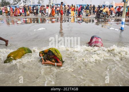 Gangasagar, Indien. Januar 2021. Eifrige Anhänger werden gesehen, das heilige Dip an Gangasagar nimmt.Gangasagar ist ein Ort der Hindu-Pilgerfahrt, in der jedes Jahr am Tag von Makar Sankranti (14. Januar) Tausenden Hindus sich versammeln, um ein heiliges Dip an der Konvergenz des Flusses ganga und der Bucht von Bengal zu nehmen. Nach dem Eintauchen beten alle Pilger im Kapil Muni Tempel. Kredit: SOPA Images Limited/Alamy Live Nachrichten Stockfoto