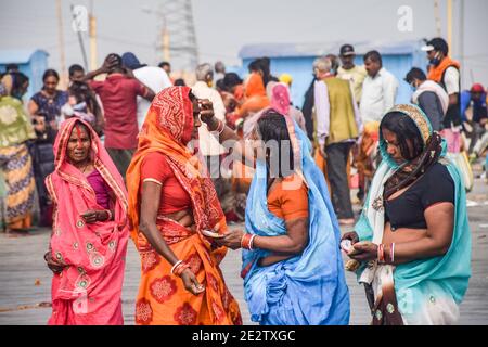 Gangasagar, Indien. Januar 2021. Eifrige Anhänger werden gesehen, ihre Rituale an Gangasagar zu tun.Gangasagar ist ein Ort der Hindu-Pilgerfahrt, in der jedes Jahr am Tag von Makar Sankranti (14. Januar) Tausenden Hindus sich versammeln, um ein heiliges Bad an der Konvergenz des Flusses ganga und der Bucht von Bengalen zu nehmen. Nach dem Eintauchen beten alle Pilger im Kapil Muni Tempel. Kredit: SOPA Images Limited/Alamy Live Nachrichten Stockfoto