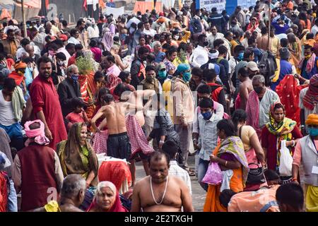 Gangasagar, Indien. Januar 2021. Eifrige Anhänger werden gesehen, die für heiliges Dip bei Gangasagar versammeln.Gangasagar ist ein Ort der Hindu-Pilgerfahrt, in der jedes Jahr am Tag von Makar Sankranti (14. Januar) Tausenden Hindus sich versammeln, um ein heiliges Dip an der Konvergenz des Flusses ganga und der Bucht von Bengalen zu nehmen. Nach dem Eintauchen beten alle Pilger im Kapil Muni Tempel. Kredit: SOPA Images Limited/Alamy Live Nachrichten Stockfoto