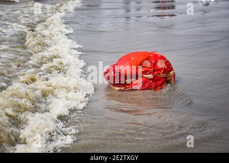 Gangasagar, Indien. Januar 2021. Ein eifriger Anhänger wird im Meer bei Gangasagar beten gesehen.Gangasagar ist ein Ort der Hindu-Pilgerfahrt, wo jedes Jahr am Tag von Makar Sankranti (14. Januar) Tausende von Hindus sich versammeln, um ein heiliges Bad an der Konvergenz des Flusses ganga und der Bucht von Bengalen zu nehmen. Nach dem Eintauchen beten alle Pilger im Kapil Muni Tempel. Kredit: SOPA Images Limited/Alamy Live Nachrichten Stockfoto