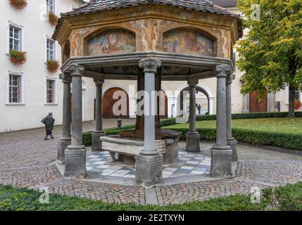 Brixen, Italien - 9. Oktober 2020: Garten mit Laube im Kloster Abbazia di Novacella, Kloster Neustift im Herbst in den Dolomiten, Italien. Stockfoto