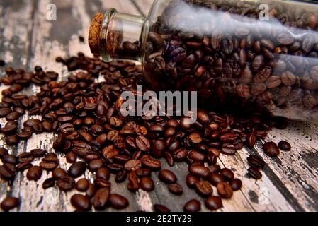 Kaffeebohnen in einem Flaschenglas mit Korkschnur Stockfoto
