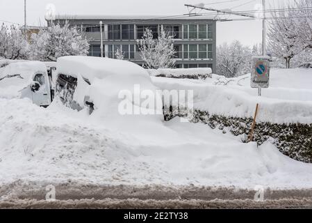 Sankt Gallen, Schweiz - 15. Januar 2021: Geparkte Autos im Schnee begraben Stockfoto