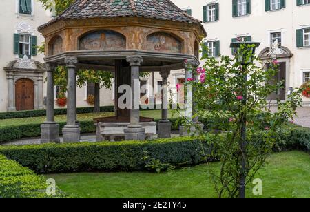 Brixen, Italien - 9. Oktober 2020: Garten mit Laube im Kloster Abbazia di Novacella, Kloster Neustift im Herbst in den Dolomiten, Italien. Stockfoto