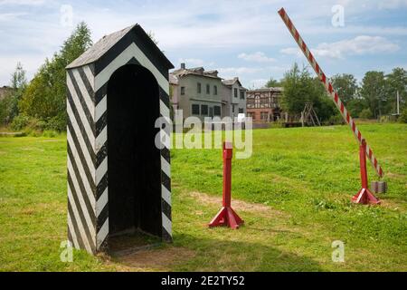 Antike Verkehrskontrollposten mit einer Schranke Stockfoto