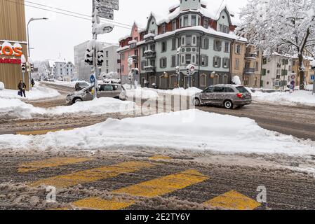 Sankt Gallen, Schweiz - 15. Januar 2021: Autos im Verkehr nach Schneefall Stockfoto