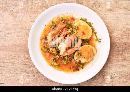 Würzige und saure Flügel Bohnenscheibe mit gehacktem Schweinefleisch Belag Gekochte Eier und Garnelen Thai-Salat auf Gericht Stockfoto