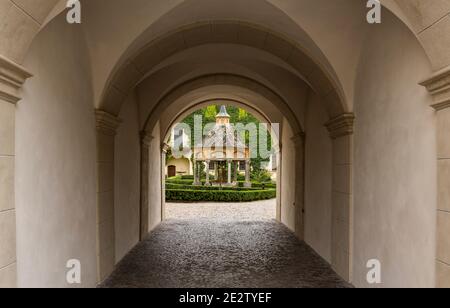 Brixen, Italien - 9. Oktober 2020: Tor mit Garten und Laube im Kloster Abbazia di Novacella, Kloster Neustift im Herbst in den Dolomiten, Ita Stockfoto