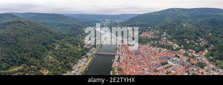 Panorama-Luftdrohne Aufnahme der Heidelberger Altstadt im bewölkten Himmel Am Fuße des Königsstuhls Stockfoto