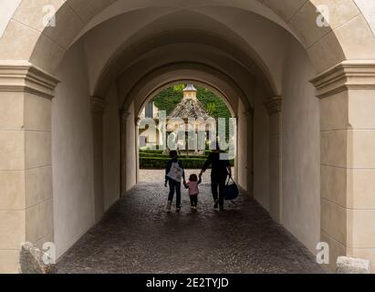 Brixen, Italien - 9. Oktober 2020: Tor mit Garten und Laube im Kloster Abbazia di Novacella, Kloster Neustift im Herbst in den Dolomiten, Ita Stockfoto