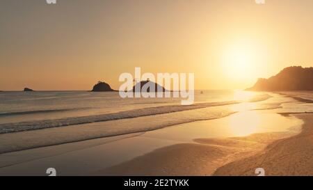 Sonnenuntergang über Sandstrand an Meeresküste Luftlinie. Naturlandschaft und Seestück der Insel El Nido, Philippinen, Asien. Malerische Seestück in Paradise Ocean Bay. Filmische Drohne mit sanftem Licht Stockfoto