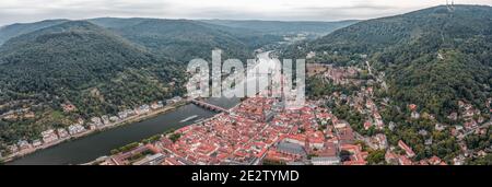 Panorama-Luftdrohne Aufnahme der Heidelberger Altstadt im bewölkten Himmel Am Fuße des Königsstuhls Stockfoto