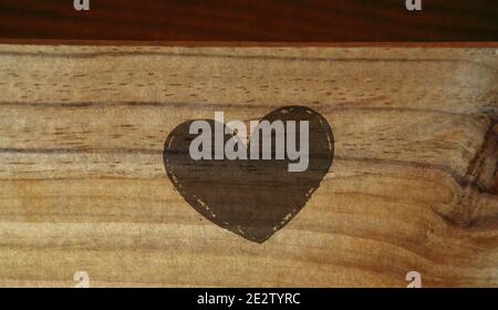 Herz Gesundheit und Liebe Symbol Stempel auf Holzkiste gedruckt. Romantisches, Herz, Feier Botschaft Konzept. Stockfoto