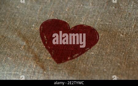 Herz Gesundheit und Liebe Symbol Stempel auf Leinensack gedruckt. Romantisches, Herz, Feier Botschaft Konzept. Stockfoto