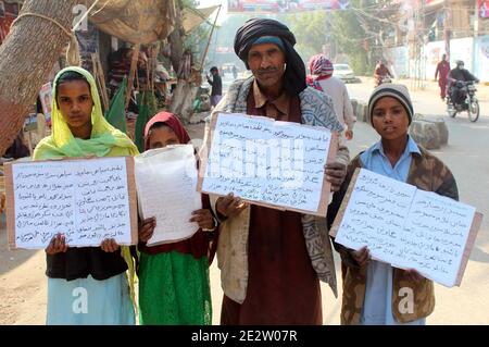 Die Bewohner von Kotri veranstalten am Freitag, dem 15. Januar 2021, im Hyderabad-Presseclub eine Protestdemonstration gegen die hohe Händigkeit einflussreicher Menschen. Stockfoto