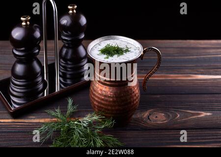 Ayran in einem Krug auf dunklem Holzhintergrund Stockfoto