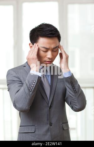 Porträt des jungen Geschäftsmann bekam eine Kopfschmerzen hochwertige Foto Stockfoto