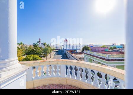 Rathaus von Cienfuegos, vom Palacio Ferrer aus gesehen - Kuba Stockfoto