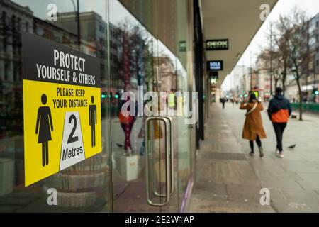 London - Januar, 2020: Covid 19 2 Meter Regel Informationsschild auf Shop winvon auf der Oxford Street im West End Stockfoto