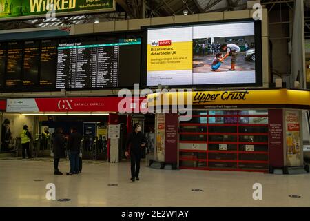 London - Januar 2020: Ruhiger Bahnhof von Victoria mit Bildschirm, der Nachrichten über den neuen Coronavirus-Stamm während des Lockdown zeigt Stockfoto