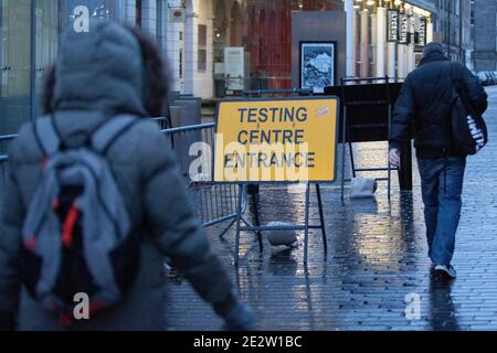 Edinburgh, Großbritannien. Januar 2021. Mitglieder der Öffentlichkeit haben an einem Schild mit der Aufschrift "Testing Centre Entrance" neben Usher Hall in Edinburgh vorbeigegangen, da strengere Sperrmaßnahmen für das schottische Festland in Kraft getreten sind. Edinburgh. Quelle: Pako Mera/Alamy Live News Stockfoto