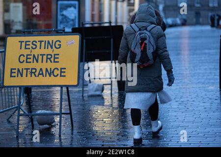 Edinburgh, Großbritannien. Januar 2021. Mitglieder der Öffentlichkeit haben an einem Schild mit der Aufschrift "Testing Centre Entrance" neben Usher Hall in Edinburgh vorbeigegangen, da strengere Sperrmaßnahmen für das schottische Festland in Kraft getreten sind. Edinburgh. Quelle: Pako Mera/Alamy Live News Stockfoto