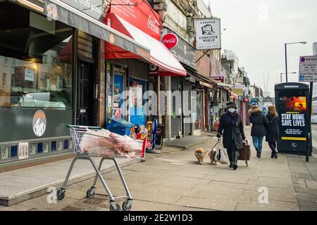 London - Januar 2020: Ethnisch unterschiedliche Menschen mit Covid 19 Gesichtsmasken auf der Egdware Road in Westminster. Stockfoto