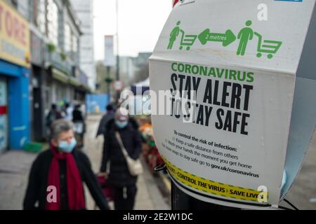 London - Januar 2020: Coronavirus-Infotafel an der Church Street an der Egdware Road in Westminster, einem armen und ethnisch vielfältigen Gebiet. Stockfoto