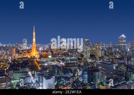 Tokio, Japan Moderne städtische Skyline bei Nacht mit Blick auf den Turm. Stockfoto