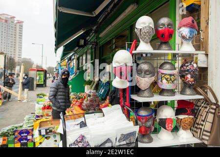 London - Januar 2020: Straßenszene mit Covid 10 Masken zum Verkauf an der Egdware Road in Westminster. Stockfoto