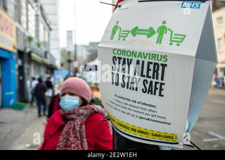 London - Januar 2020: Coronavirus-Infotafel an der Church Street an der Egdware Road in Westminster, einem armen und ethnisch vielfältigen Gebiet. Stockfoto