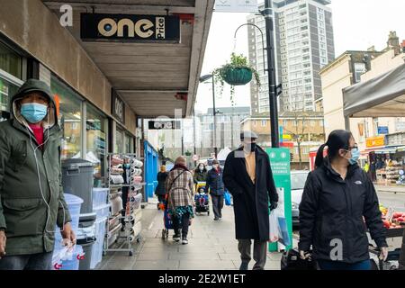 London - Januar 2020: Ethnisch unterschiedliche Menschen tragen Covid 19 Gesichtsmasken auf der Church Street bei der Egdware Road in Westminster. Stockfoto