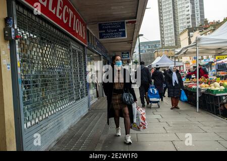 London - Januar 2020: Ethnisch unterschiedliche Menschen tragen Covid 19 Gesichtsmasken auf der Church Street bei der Egdware Road in Westminster. Stockfoto