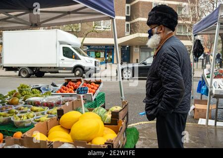 London - Januar 2020: Ethnisch unterschiedliche Menschen tragen Covid 19 Gesichtsmasken auf der Church Street bei der Egdware Road in Westminster. Stockfoto