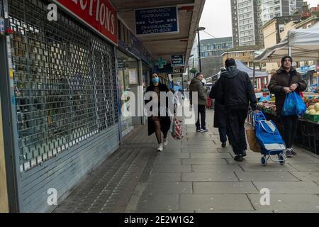 London - Januar 2020: Ethnisch unterschiedliche Menschen tragen Covid 19 Gesichtsmasken auf der Church Street bei der Egdware Road in Westminster. Stockfoto